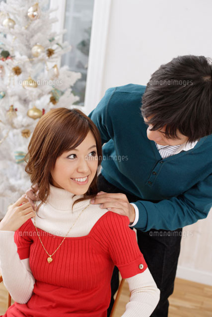 女性の肩に手を置く男性 の写真素材 イラスト素材 アマナイメージズ