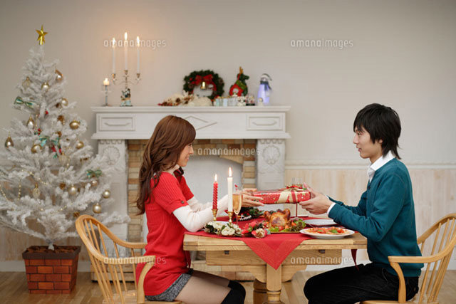 男性にクリスマスプレゼントを渡す女性 の写真素材 イラスト素材 アマナイメージズ 男性にクリスマスプレゼントを渡す女性 の写真素材 イラスト素材 アマナイメージズ