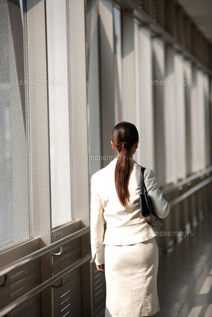 駅構内を歩く若いol の写真素材 イラスト素材 アマナイメージズ 駅構内を歩く若いol の写真素材 イラスト素材 アマナイメージズ