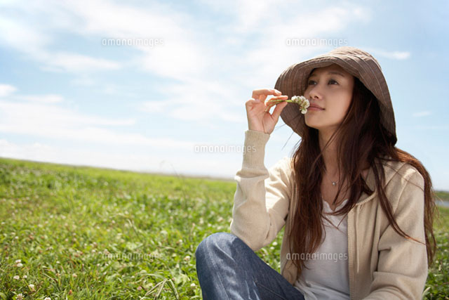 花の匂いをかぐ帽子をかぶった女性 の写真素材 イラスト素材 アマナイメージズ 花の匂いをかぐ帽子をかぶった女性 の写真素材 イラスト素材 アマナイメージズ