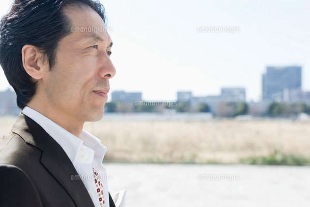 遠くを見つめる男性 の写真素材 イラスト素材 アマナイメージズ