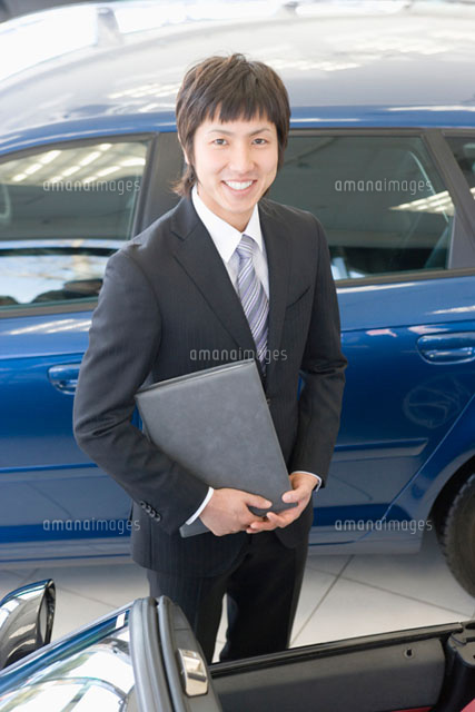 カーディーラーの店員 の写真素材 イラスト素材 アマナイメージズ