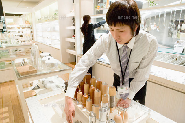食器売り場の男性店員 の写真素材 イラスト素材 アマナイメージズ