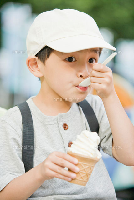 アイスクリームを食べる男の子 の写真素材 イラスト素材 アマナイメージズ