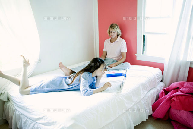 ベッド 写真はイメージです。 ベッドの上で寛ぐカップル[28208001113]の写真・イラスト素材｜アマナ