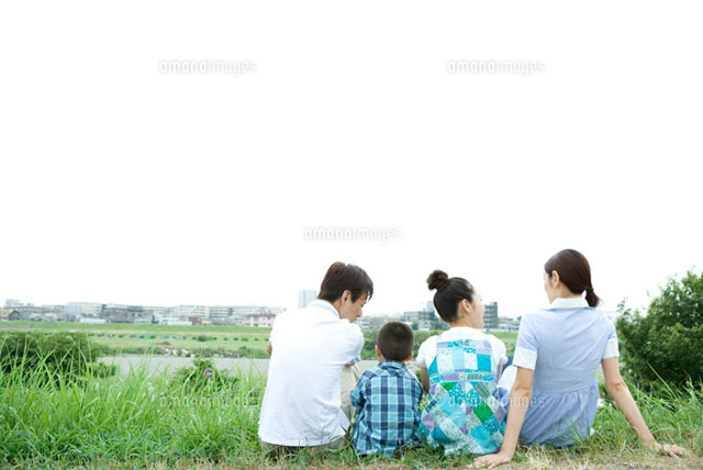 座っているファミリーの後姿 の写真素材 イラスト素材 アマナイメージズ