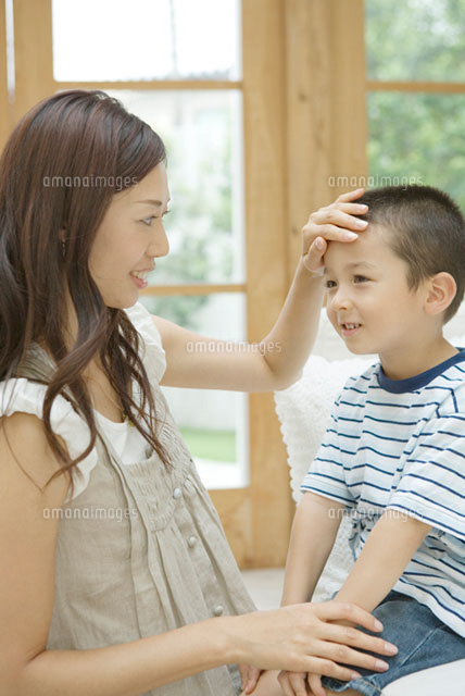 息子の頭をなでる母親 の写真素材 イラスト素材 アマナイメージズ