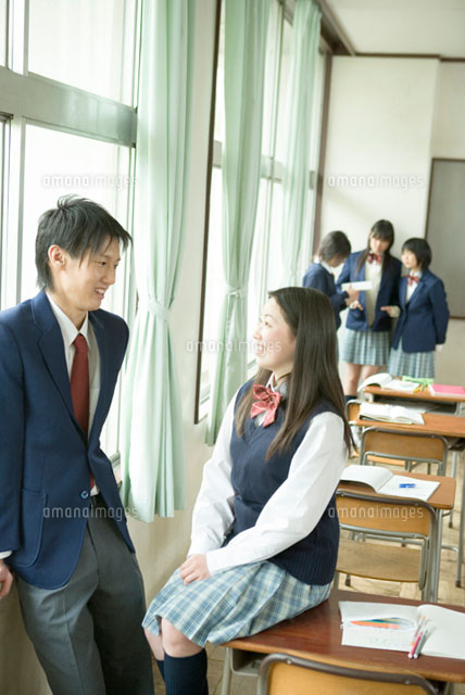 教室で談笑する高校生 の写真素材 イラスト素材 アマナイメージズ