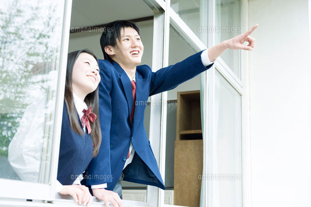 教室の窓から外を指差す高校生 の写真素材 イラスト素材 アマナイメージズ