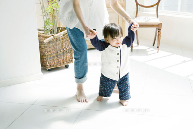 歩く赤ちゃん の写真素材 イラスト素材 アマナイメージズ