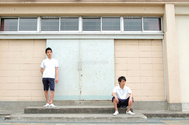 体育着の男子生徒2人 の写真素材 イラスト素材 アマナイメージズ