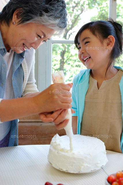 ケーキ作りをする祖母と孫 の写真素材 イラスト素材 アマナイメージズ