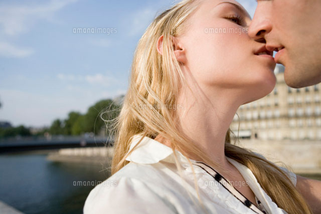 キスをするカップル の写真素材 イラスト素材 アマナイメージズ