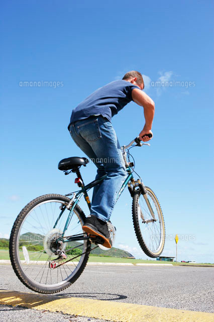マウンテンバイクに乗る外国人男性 の写真素材 イラスト素材 アマナイメージズ マウンテンバイクに乗る外国人男性 の写真素材 イラスト素材 アマナイメージズ