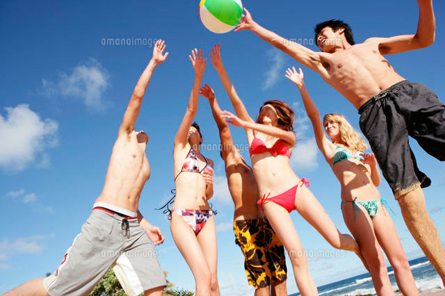 ビーチボールで遊ぶ男女 の写真素材 イラスト素材 アマナイメージズ