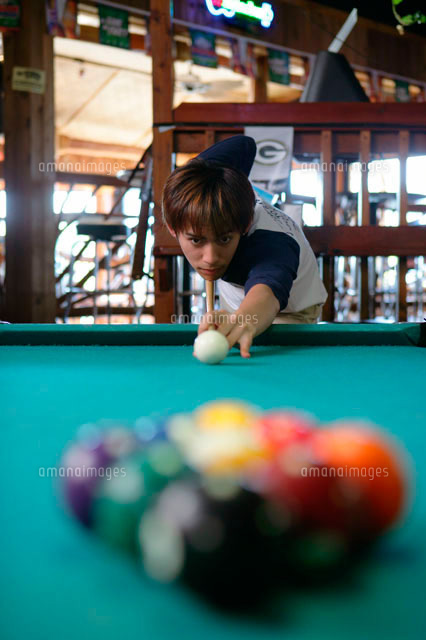 ビリヤードをする男性 の写真素材 イラスト素材 アマナイメージズ