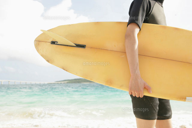 サーフィンをする男性 の写真素材 イラスト素材 アマナイメージズ