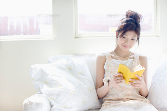 読書をする日本人女性 の写真素材 イラスト素材 アマナイメージズ