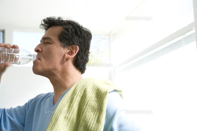 水を飲む日本人男性 の写真素材 イラスト素材 アマナイメージズ