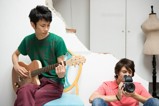 部屋でくつろぐ男性 の写真素材 イラスト素材 アマナイメージズ