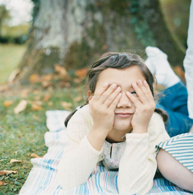 顔を隠す女の子 の写真素材 イラスト素材 アマナイメージズ