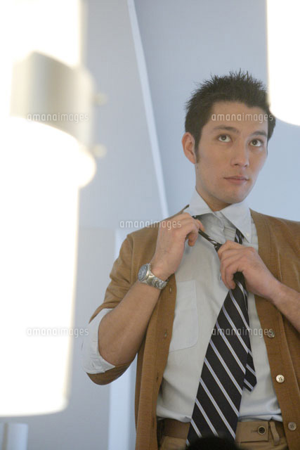 ネクタイをはずす３０代男性 の写真素材 イラスト素材 アマナイメージズ