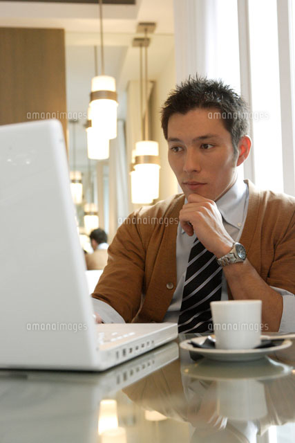 パソコンを打つスーツ姿の３０代男性 の写真素材 イラスト素材 アマナイメージズ