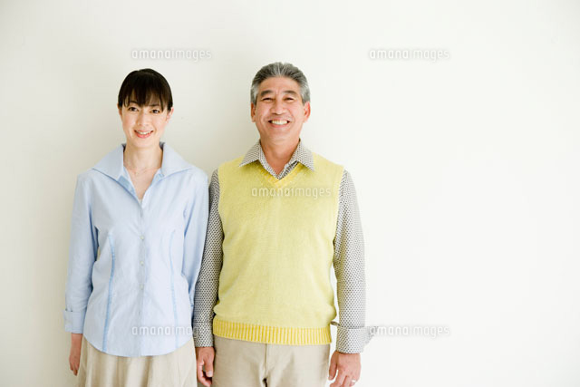 白い壁の前に立つ日本人５０代夫婦 a の写真素材 イラスト素材 アマナイメージズ