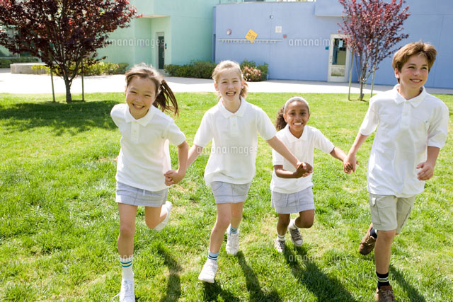 グラウンドで手をつないで走る子供達 a の写真素材 イラスト素材 アマナイメージズ