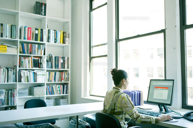 パソコンに向かう女性の後ろ姿 の写真素材 イラスト素材 アマナイメージズ パソコンに向かう女性の後ろ姿 の写真素材 イラスト素材 アマナイメージズ
