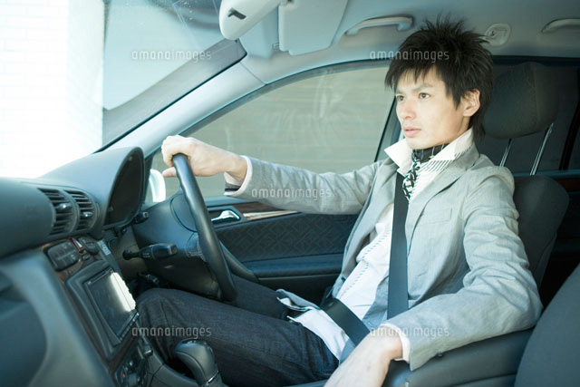 車を運転する男性 の写真素材 イラスト素材 アマナイメージズ