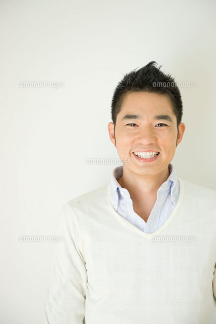 笑顔の30代男性のポートレイト の写真素材 イラスト素材 アマナイメージズ 笑顔の30代男性のポートレイト の写真素材 イラスト素材 アマナイメージズ