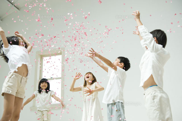 紙吹雪で遊ぶ3人の女の子と2人の男の子 a の写真素材 イラスト素材 アマナイメージズ
