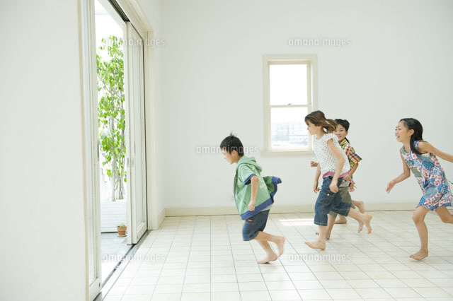 家の中から外に走る子供達 の写真素材 イラスト素材 アマナイメージズ