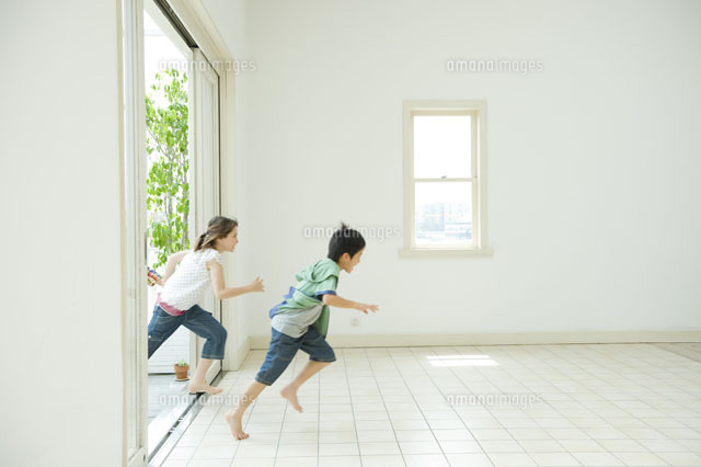 家の中から外に走る子供達 の写真素材 イラスト素材 アマナイメージズ