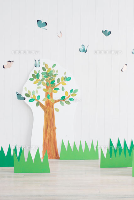 イラストの木の前を飛び交うクラフトの蝶々 の写真素材 イラスト素材 アマナイメージズ