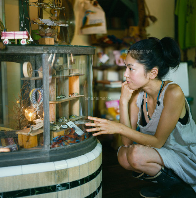 雑貨屋のショーケースをのぞく代日本人女性 の写真素材 イラスト素材 アマナイメージズ