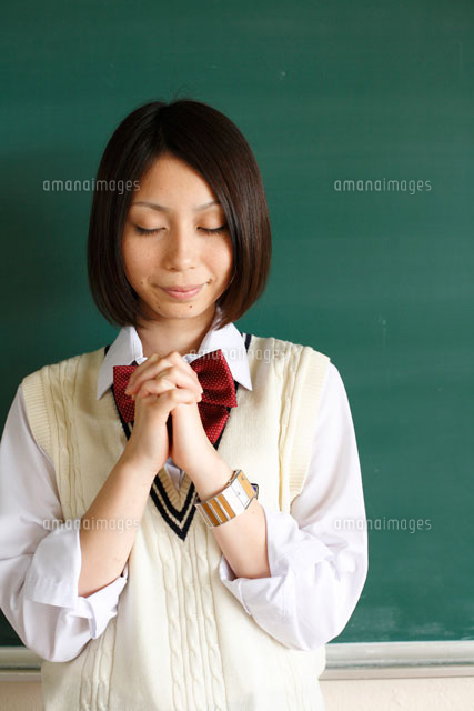 黒板の前で願い事をする日本人の女子高校生 の写真素材 イラスト素材 アマナイメージズ