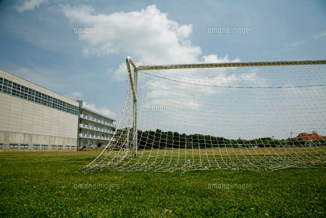 芝生の校庭とサッカーゴール の写真素材 イラスト素材 アマナイメージズ