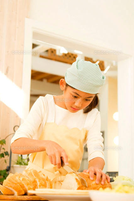 料理をする日本人の女の子 の写真素材 イラスト素材 アマナイメージズ 料理をする日本人の女の子 の写真素材 イラスト素材 アマナイメージズ