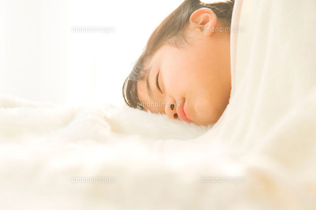 ベッドで昼寝をする日本人の女の子 の写真素材 イラスト素材 アマナイメージズ