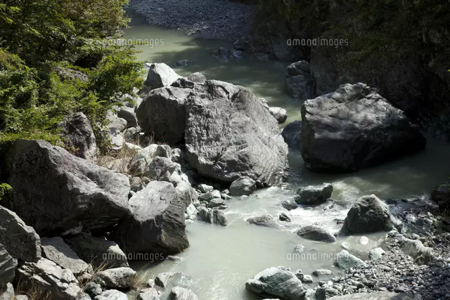 三波石 三波石峡にある緑色片岩で天然記念物に指定されている