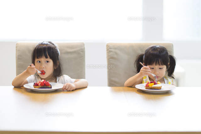 ケーキを食べる2人の女の子 の写真素材 イラスト素材 アマナイメージズ
