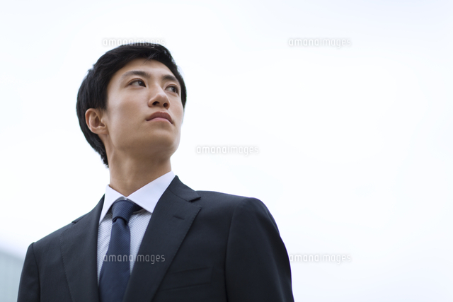 オフィスビルを背景に上を見上げるビジネス男性 の写真素材 イラスト素材 アマナイメージズ オフィスビルを背景に上を見上げるビジネス男性 の写真素材 イラスト素材 アマナイメージズ