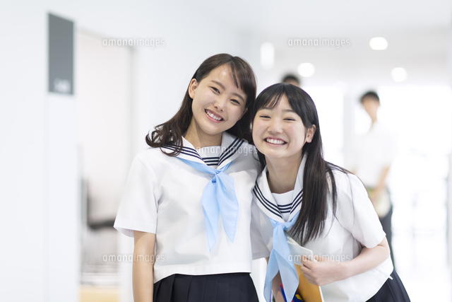 学校の廊下で笑う女子学生２人 の写真素材 イラスト素材 アマナイメージズ