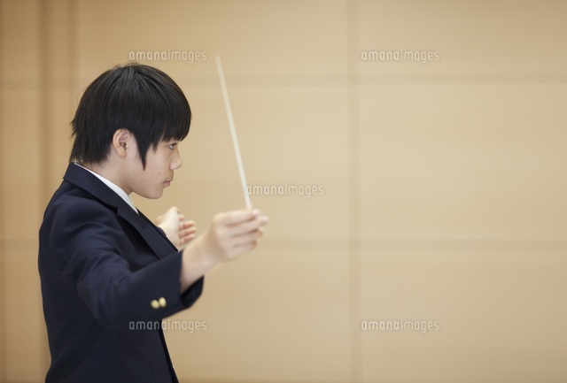 指揮をする男子学生 の写真素材 イラスト素材 アマナイメージズ