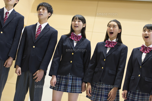 合唱をする学生たち の写真素材 イラスト素材 アマナイメージズ
