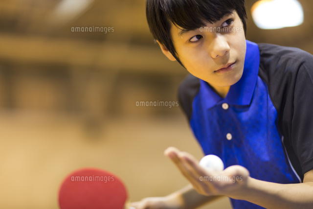 卓球をする男子学生 の写真素材 イラスト素材 アマナイメージズ