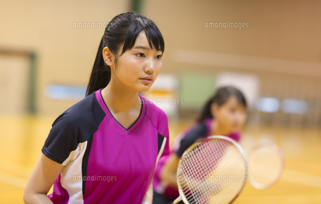 バドミントンをする女子学生 の写真素材 イラスト素材 アマナイメージズ