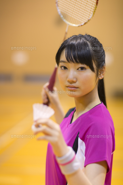 バドミントンをする女子学生 の写真素材 イラスト素材 アマナイメージズ
